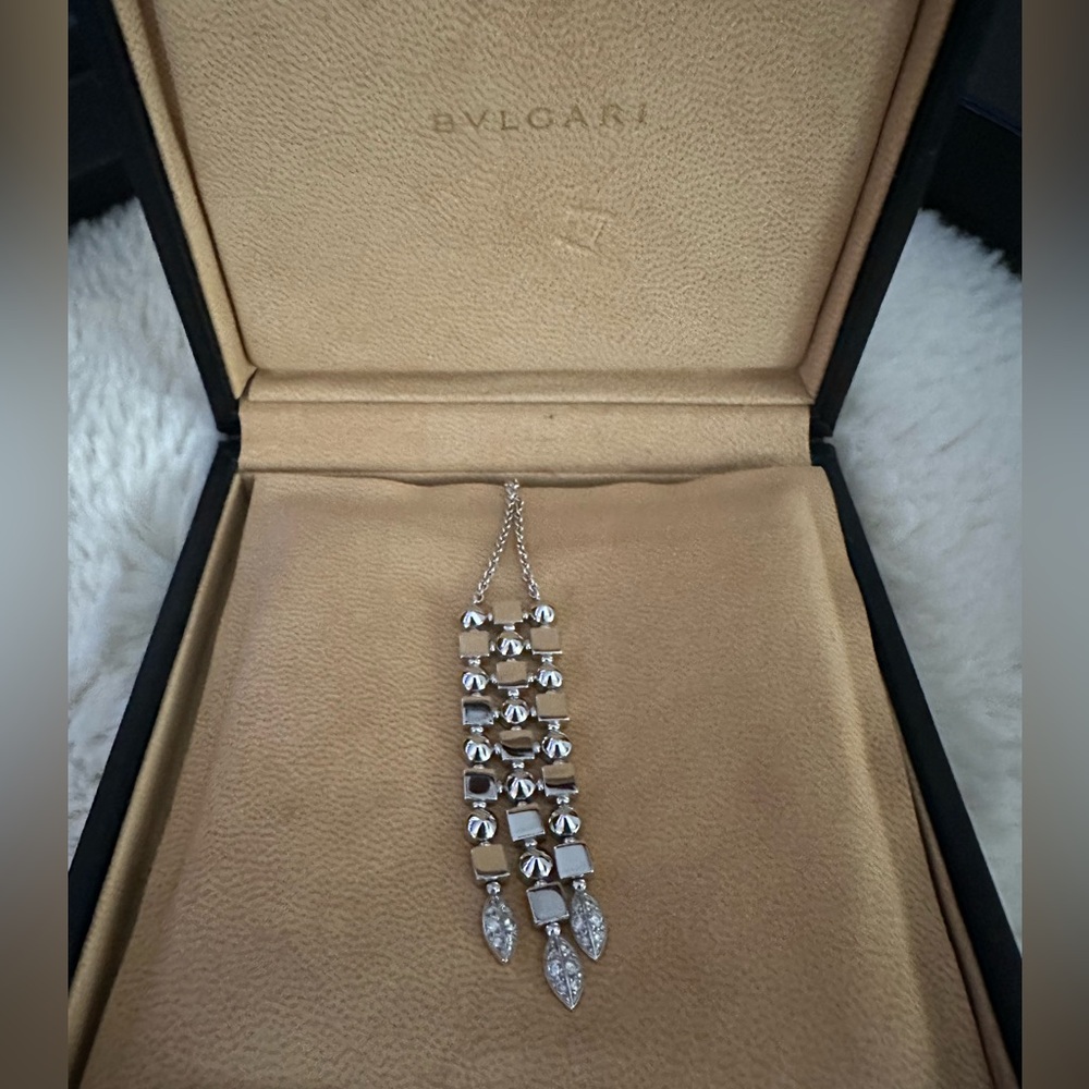 Bulgari White gold 18K Necklace with three tear drops which are diamonds.